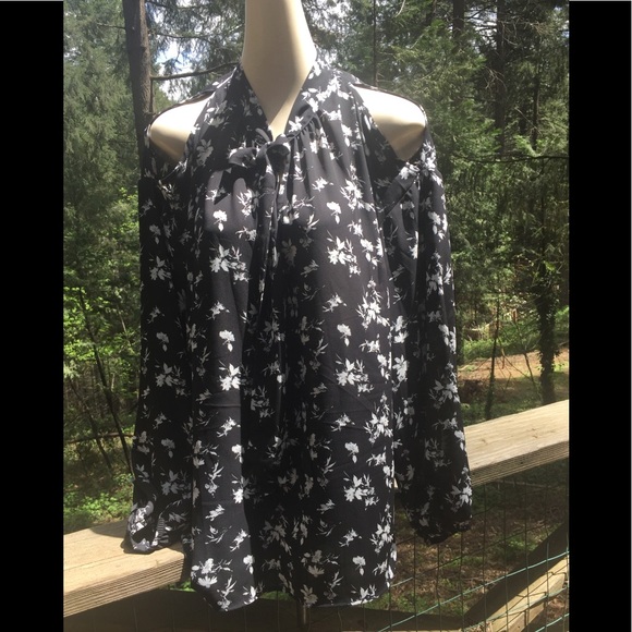 Torrid black and white floral cold shoulder blouse high neck line - Picture 1 of 10